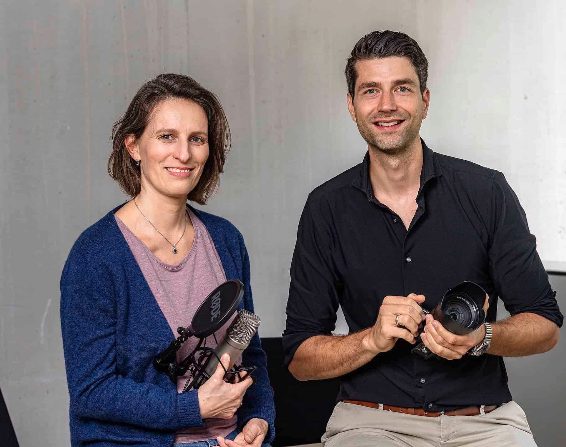 Helen Duran and Kyrill Ring from the Munich Startup editorial team with a microphone and a camera