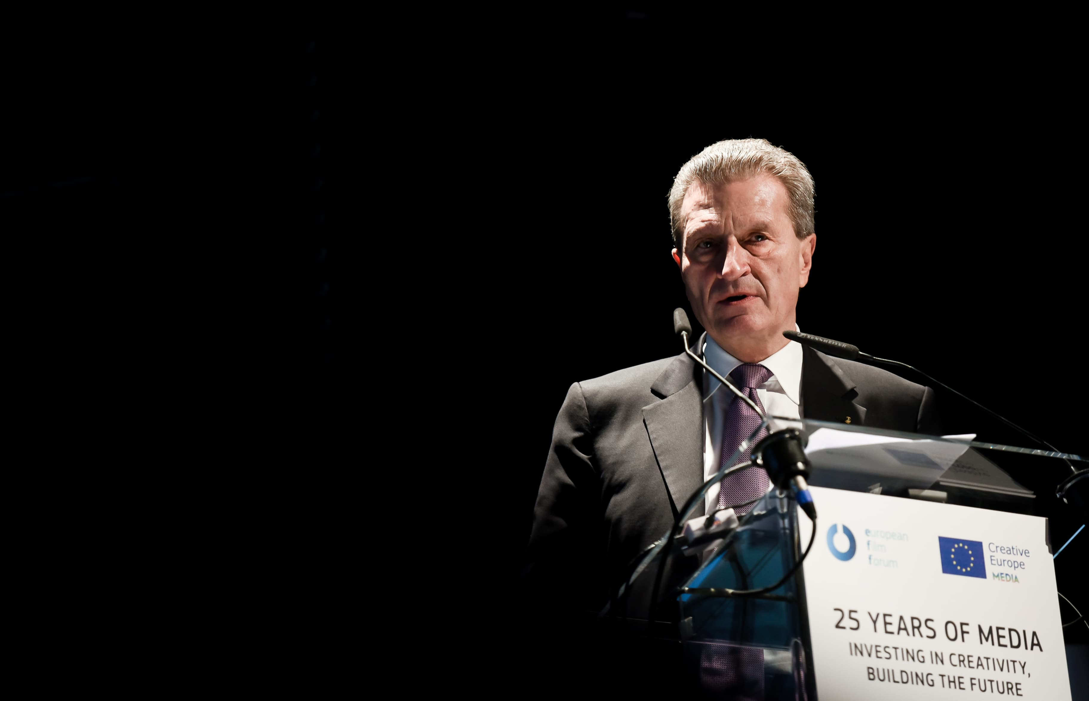 Oettinger fordert digitale Investitionen und Bildungsgutscheine