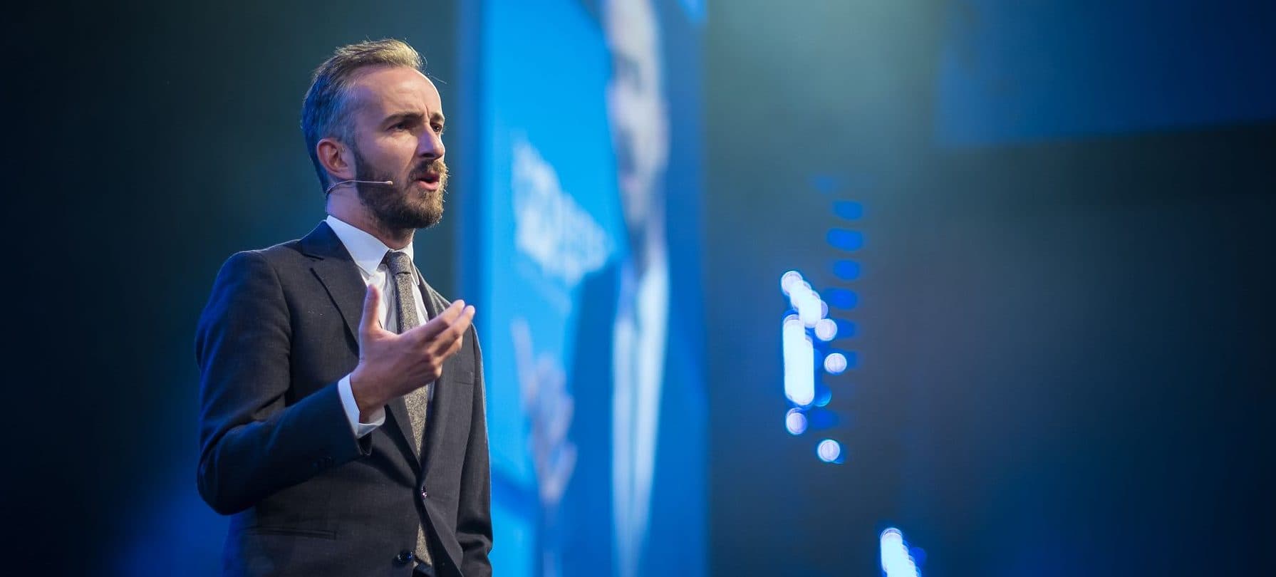 Jan Böhmermann auf der Bits & Pretzels: „In der Wirtschaft gibts nichts zu holen außer Geld“