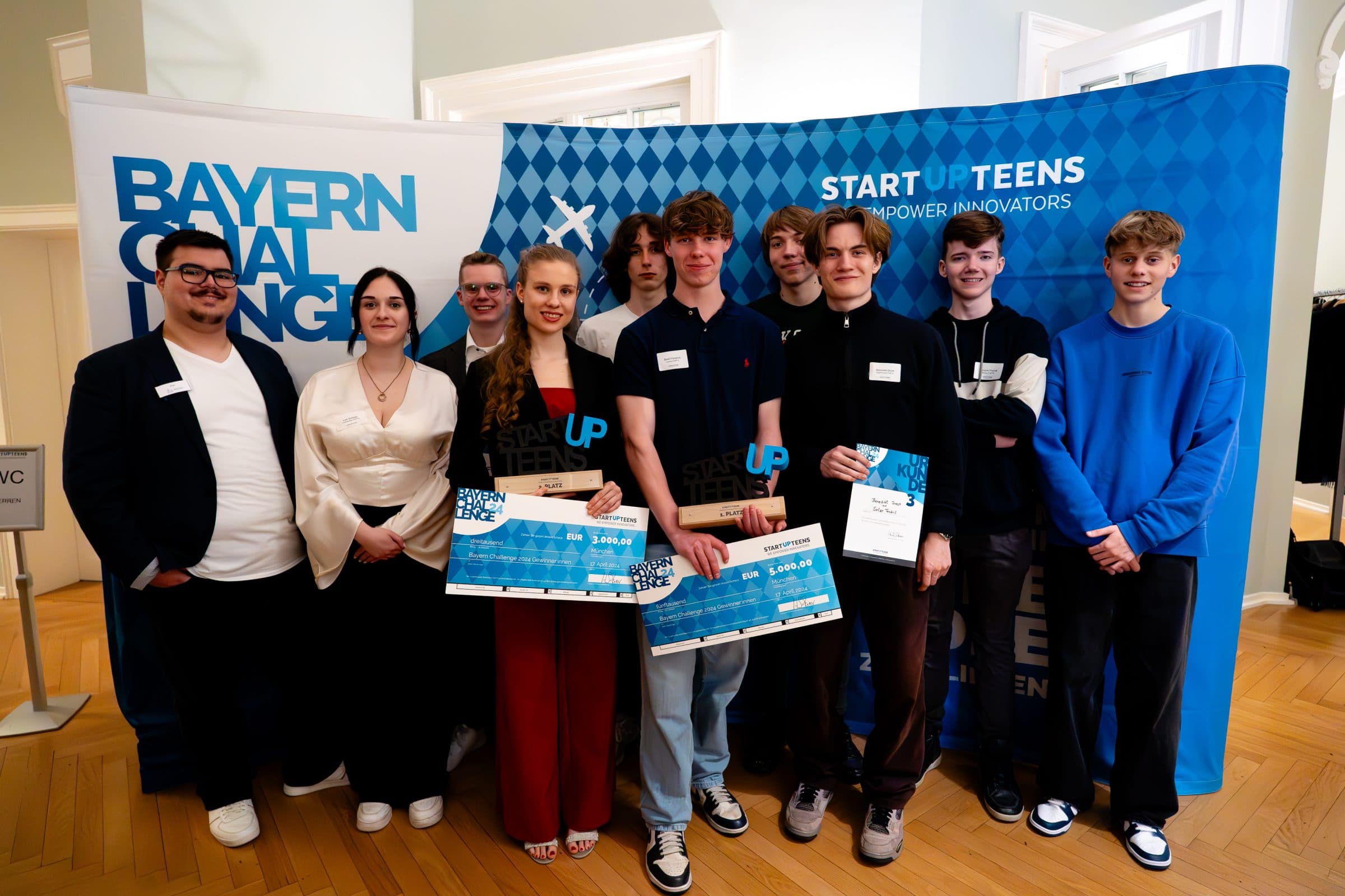 Drei Münchner SchülerInnen gewinnen Startup Teens Bayern-Challenge 2024