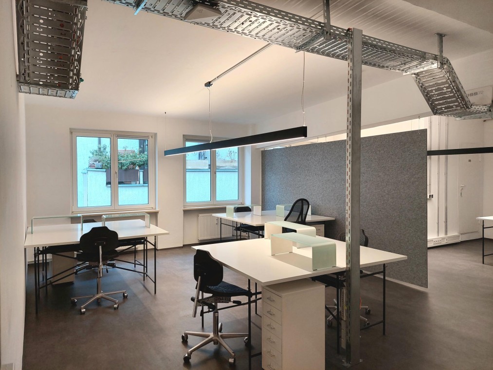 Rent an office in Munich: up to 10 workstations in a shared office