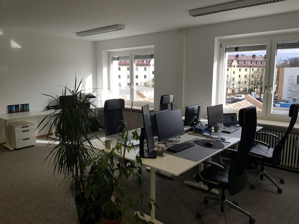 Shared office space with separate team room (35 sqm) for your Start-Up