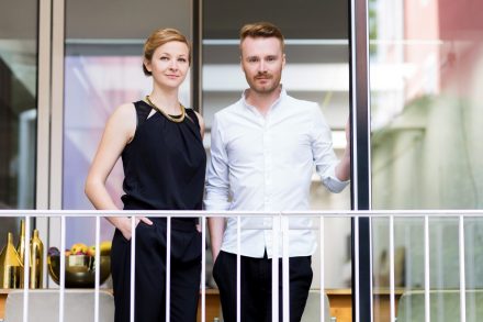 Die beiden Gründer Lisbeth Fischbacher und Daniel Hoheneder vor ihrem Büro