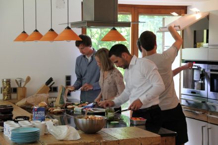Das Team beim gemeinsamen Kochen mit Gründer Philipp Sinn.