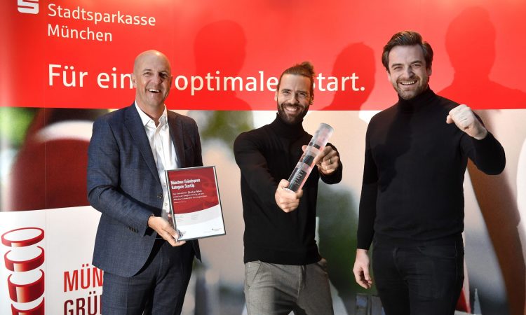 Der Sparkassen-Vorstand Stefan Hattenkofer mit Benjamin Maunz und Finn Röder, Gründer des Schwabinger Hofladen (v.l.)